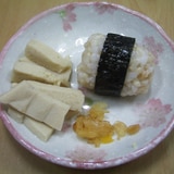 玄米おにぎり、高野豆腐の添え物